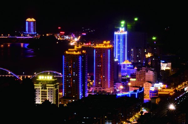 流光溢彩的青田夜景
