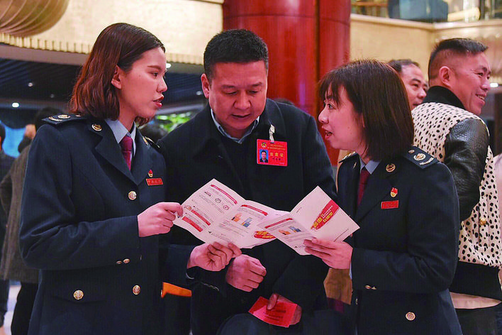 县政协十届三次会议报到侧记