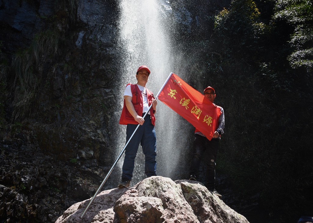 吴坑乡东溪村举办"东溪探幽,西峰登高"首届发现之旅