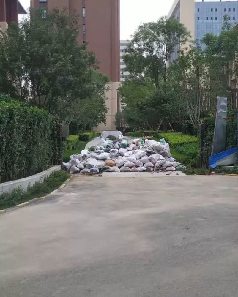 建筑垃圾堆起"隔离墙",北京这个小区为啥一分为二?