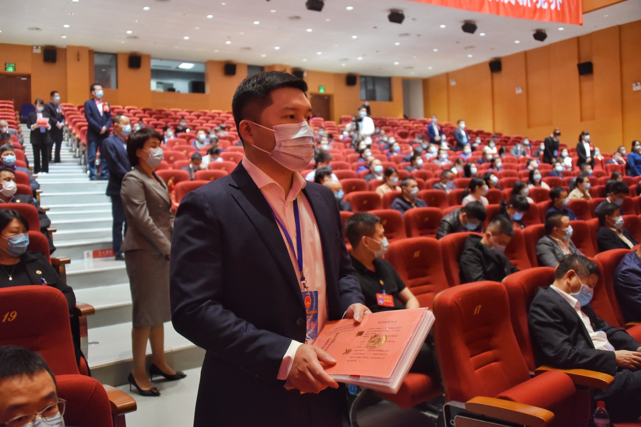 大会主席团全体成员,县委常委,组织部长金志红在主席台就坐.
