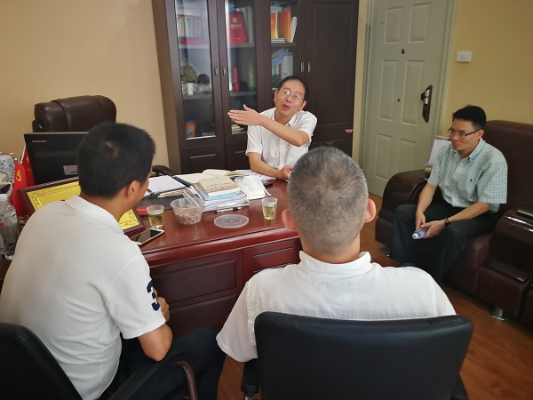 9月20日上午,市防范办副主任胡太顺等人一行到山口镇山口村检查指导反